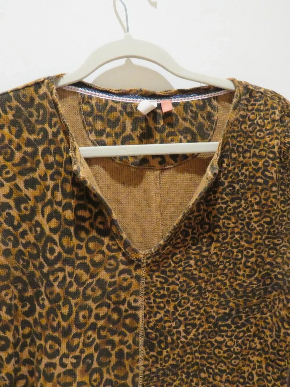 ANTHROPOLOGIE PILCRO Split Neck Waffle Leopard Print Top Small Mob Wives Casual - Picture 3 of 12